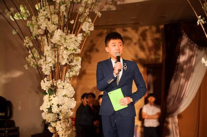 1656732896954875.jpg 会议主持人